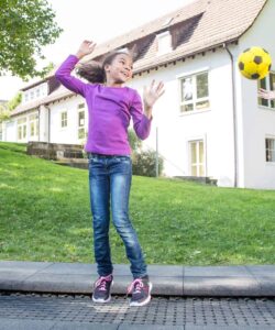 Alternative view of Trampolín Infantil "Playground Track" 10m