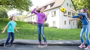 Alternative view of Trampolín Infantil "Playground Track" 10m