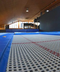 Alternative view of Eurotramp Ground Trampoline Grand Master Indoor – Cama 4×4 mm + barras cosidas + acolchados azules (set completo)