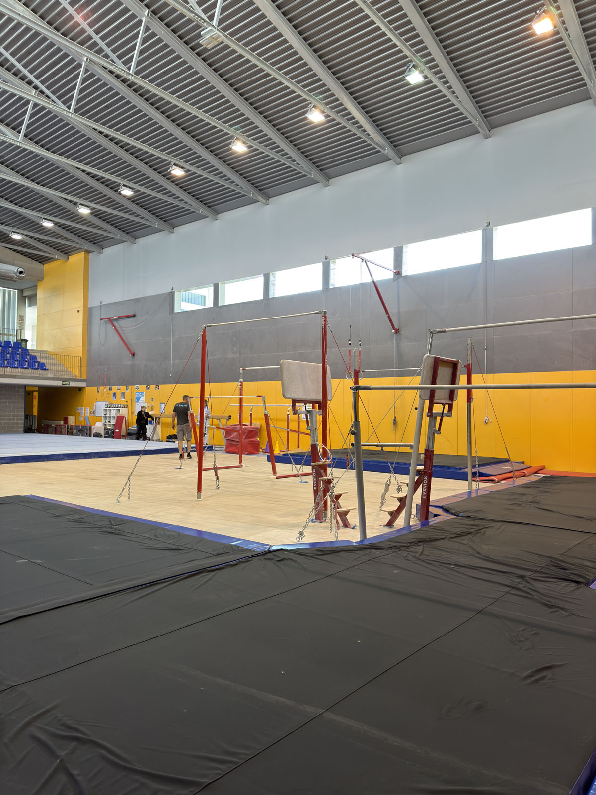 Vista del resultado integrado junto a los aparatos de gimnasia