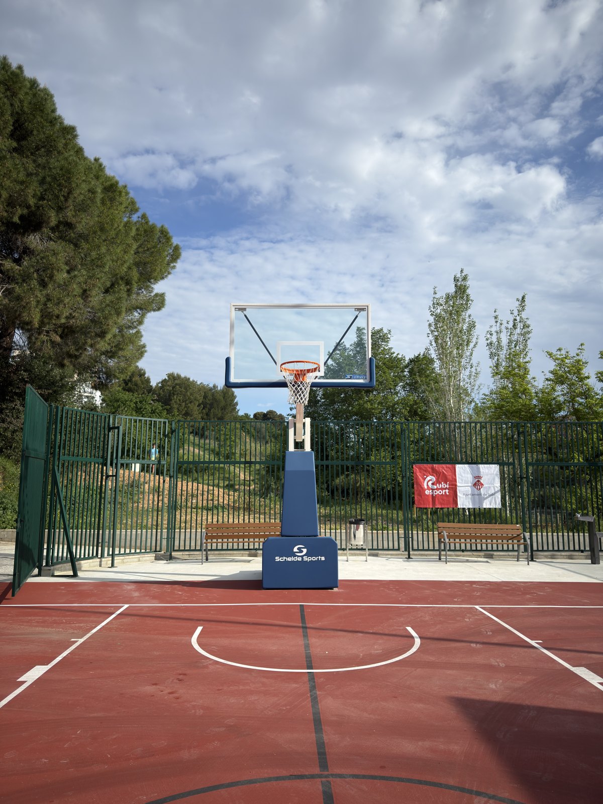 Vista frontal de la pista de baloncesto de Cova Solera