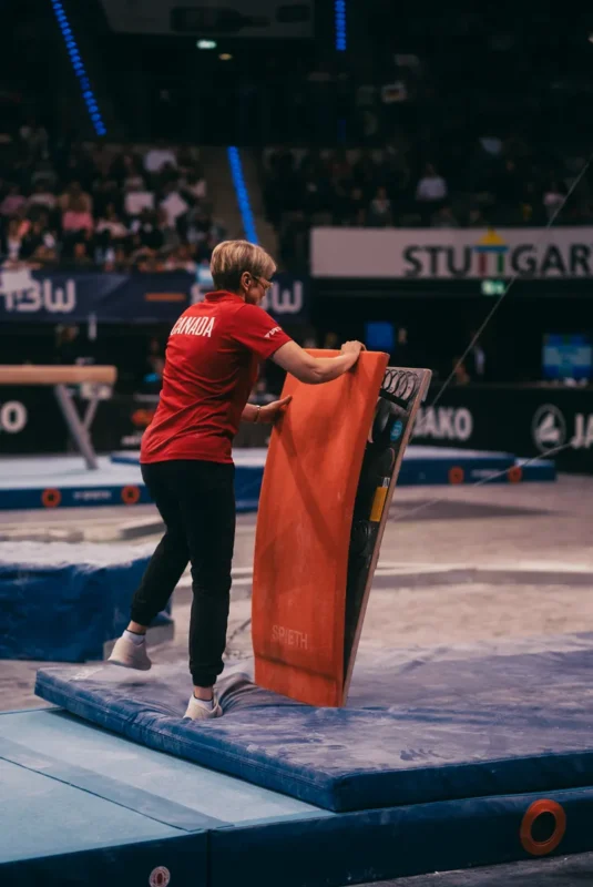Preparación del trampolín Moscow 5 por personal de competición